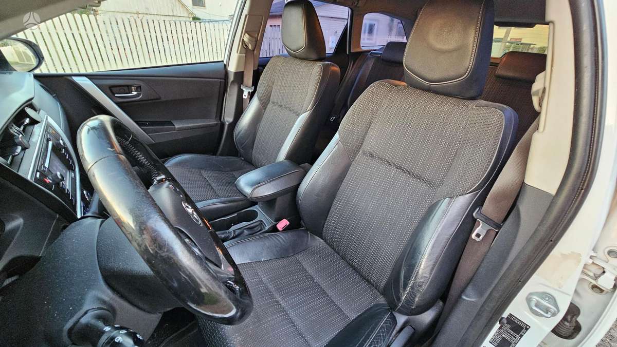 Toyota Auris 2014 — салон