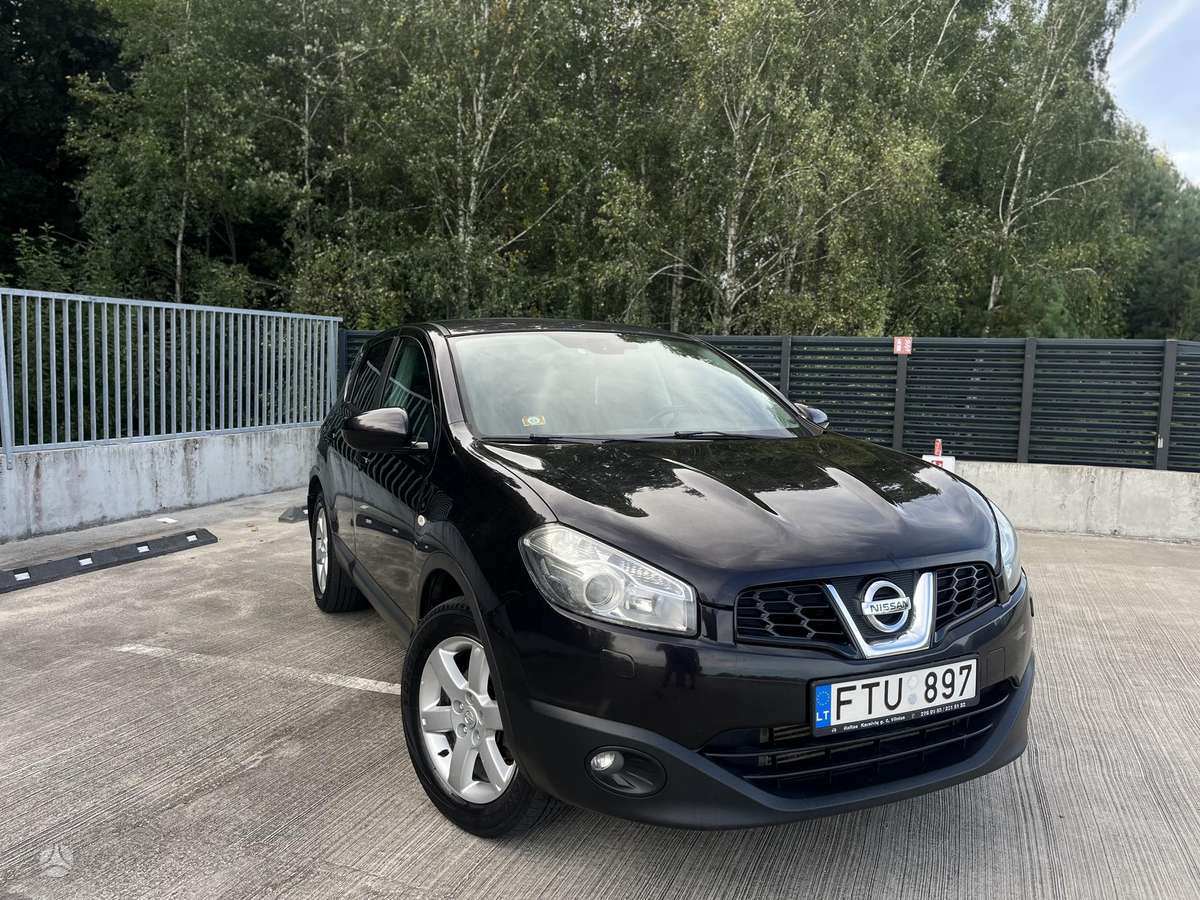 Nissan Qashqai 2012 — rear view