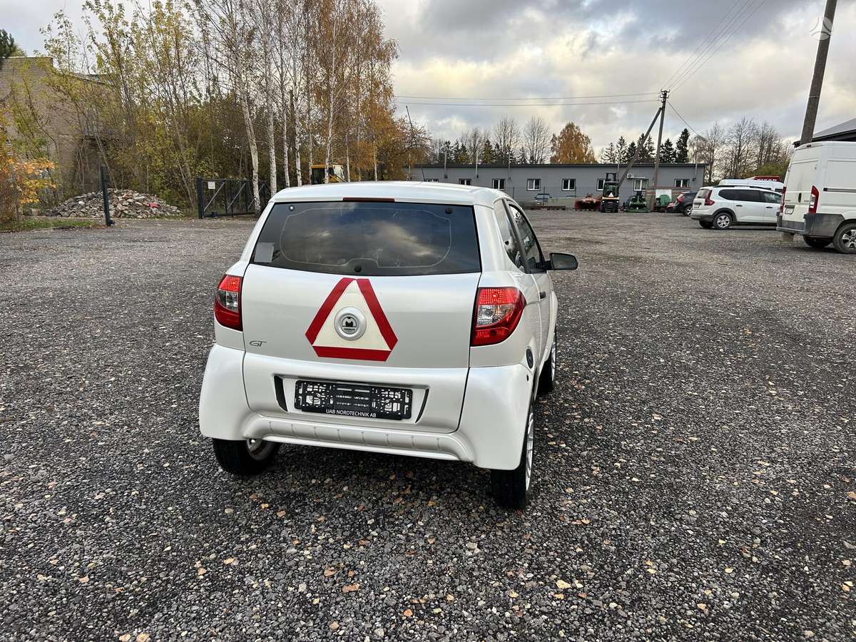 Aixam S8 2014 — engine 400 cm³, 5 HP (4kW)