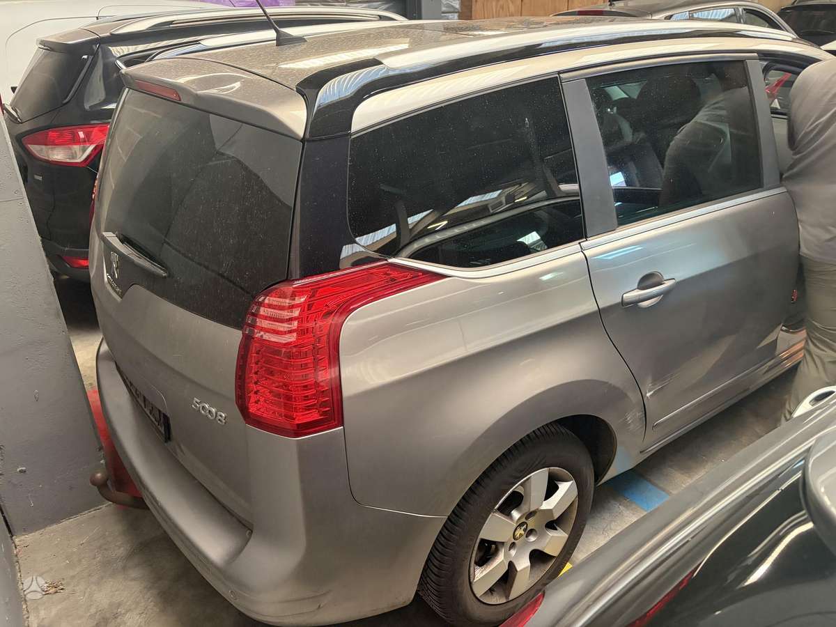Peugeot 5008 2014 — салон