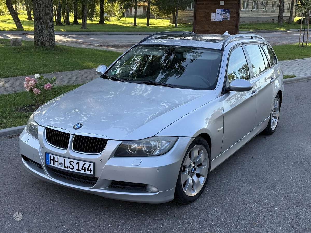 BMW 320 2006 — rear view