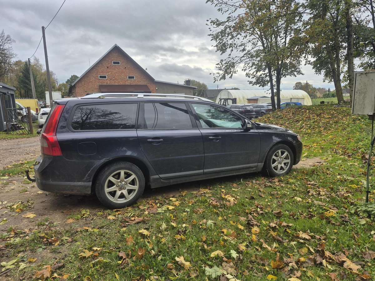 Volvo V70 2008 — rear view