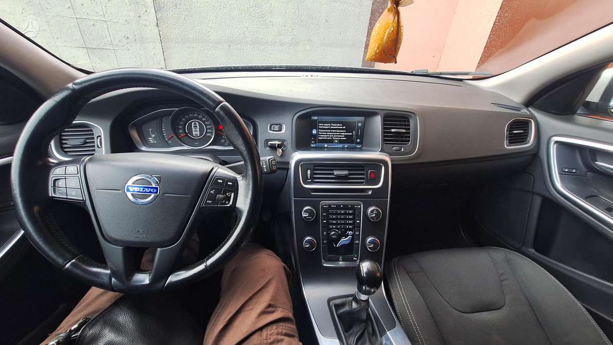 Volvo V60 2013 — салон