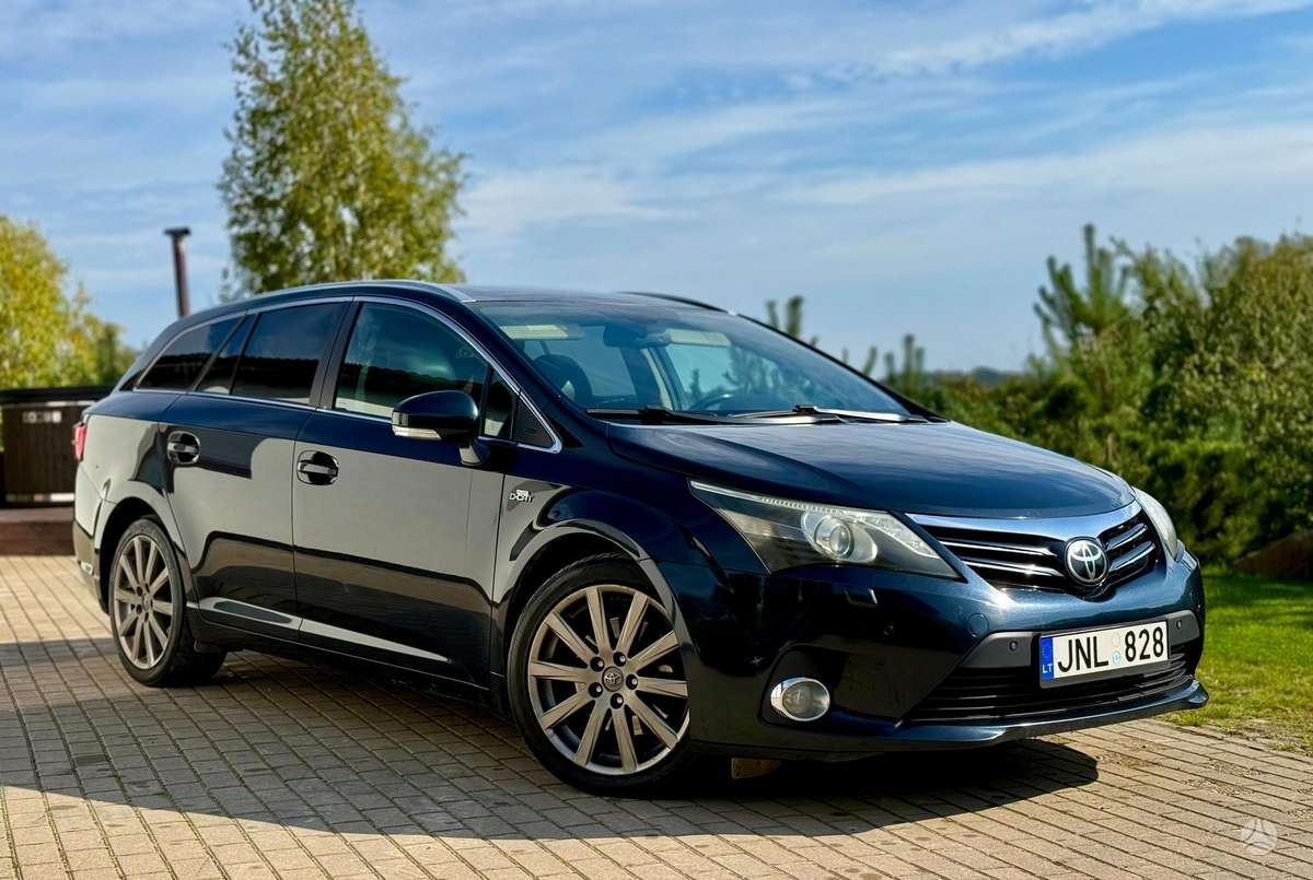 Toyota Avensis 2012 — вигляд ззаду