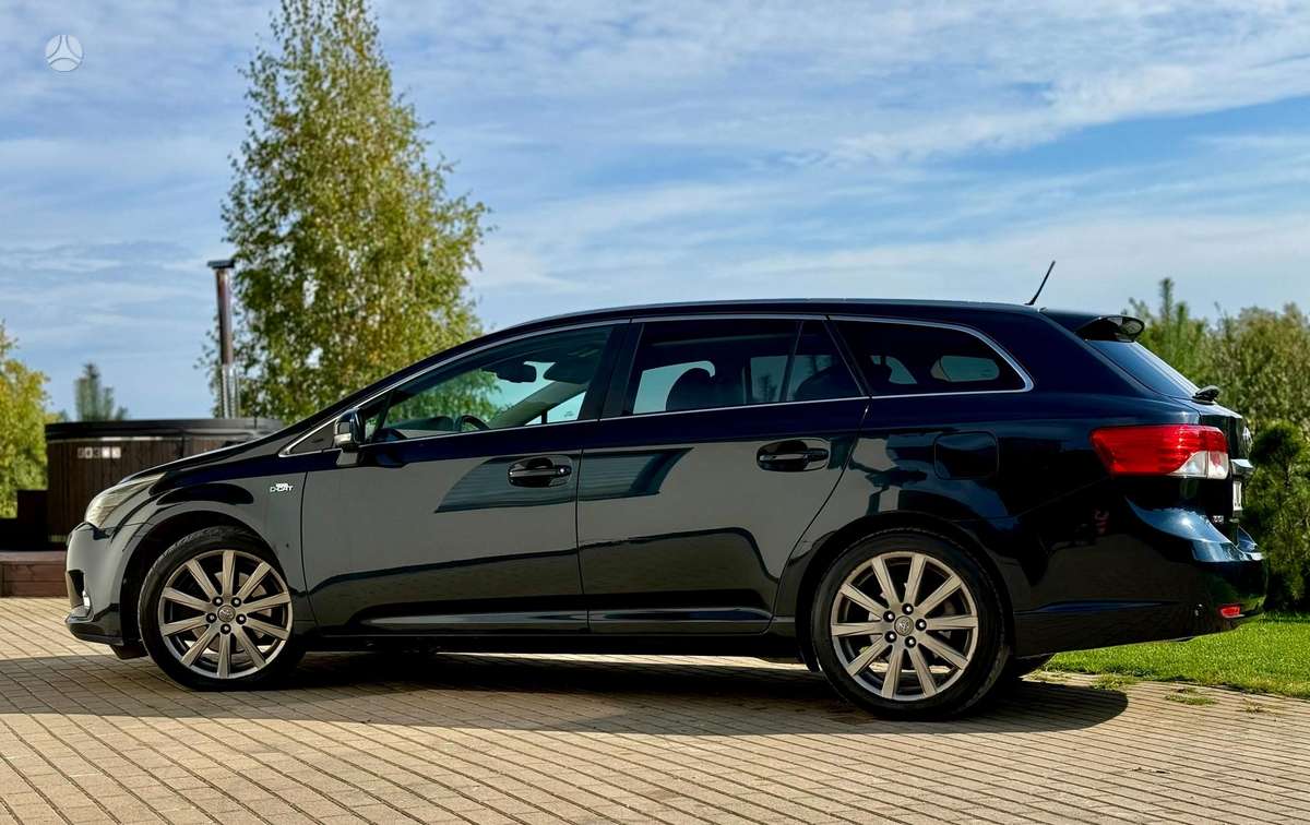 Toyota Avensis 2012 — салон
