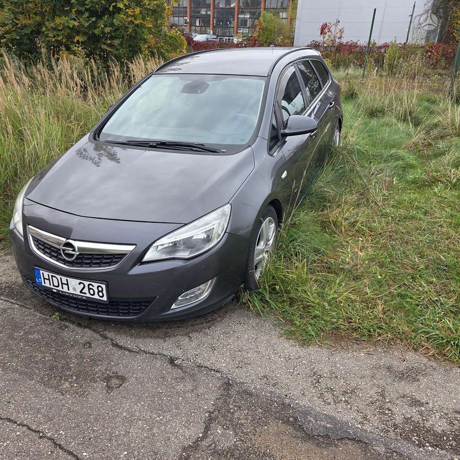 Opel Astra 2011 — вигляд ззаду