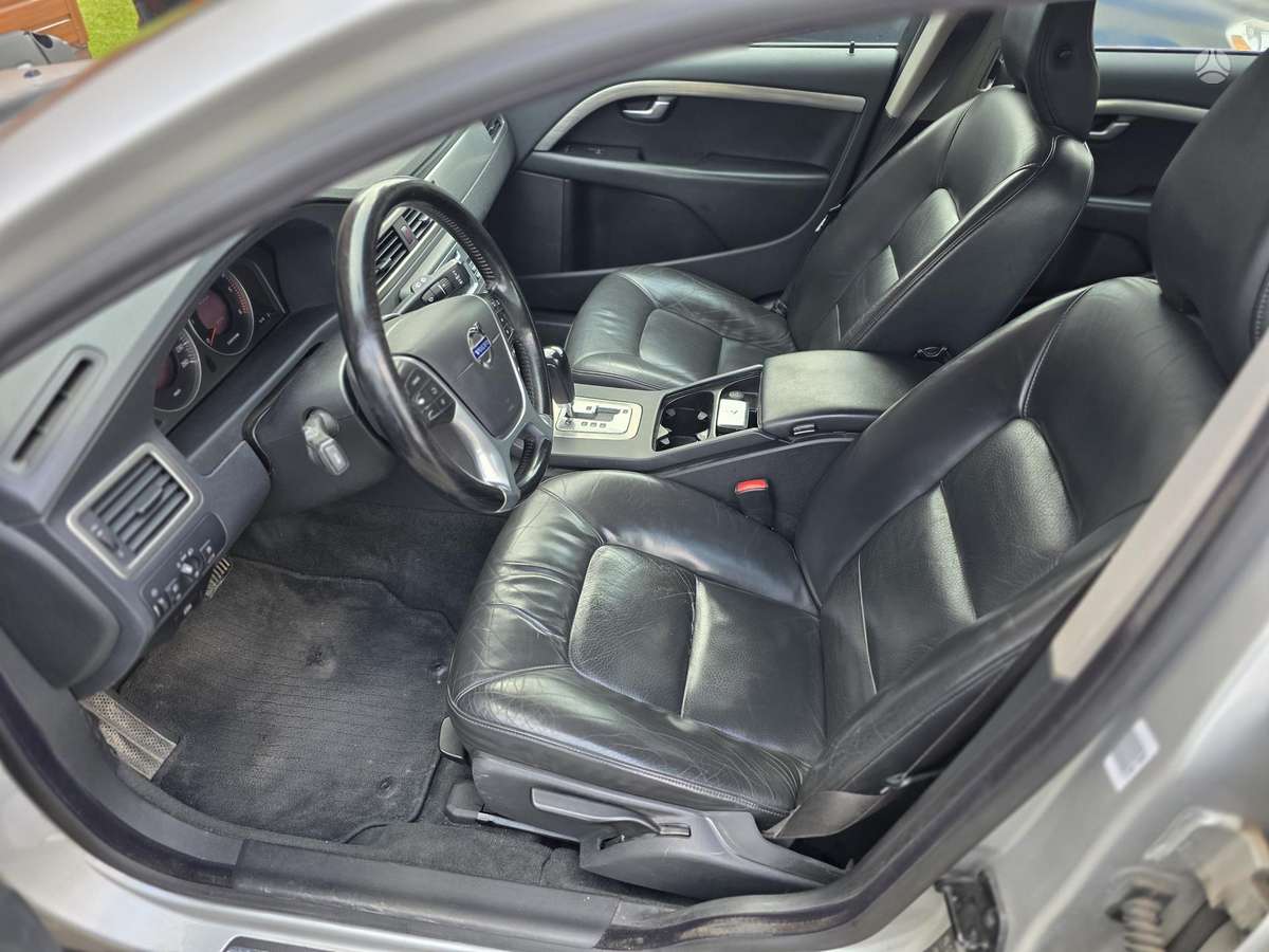 Volvo V70 2010 — photo 11