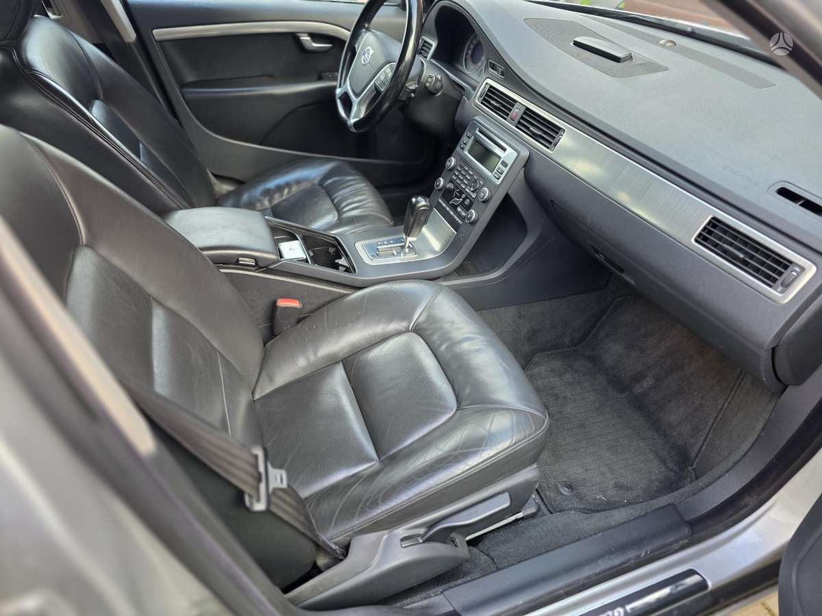Volvo V70 2010 — photo 12