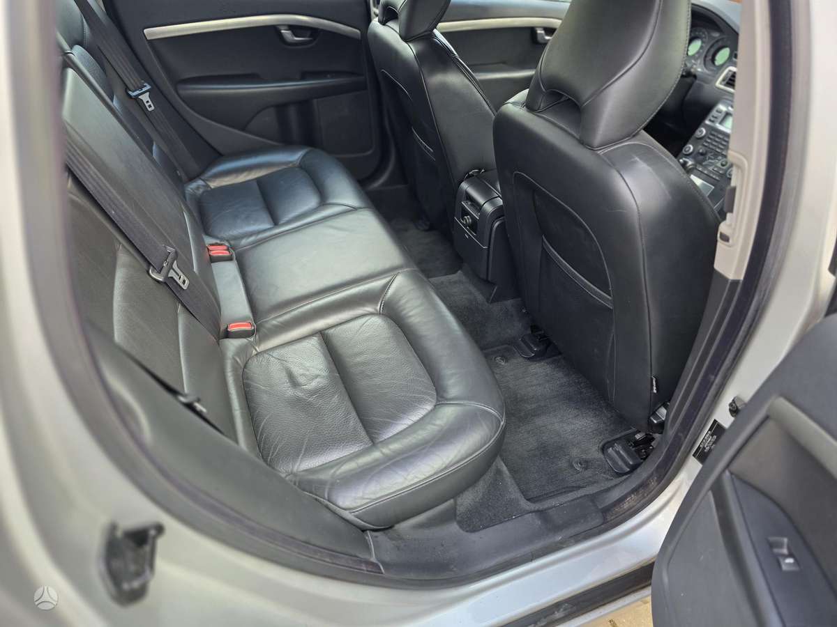 Volvo V70 2010 — photo 13