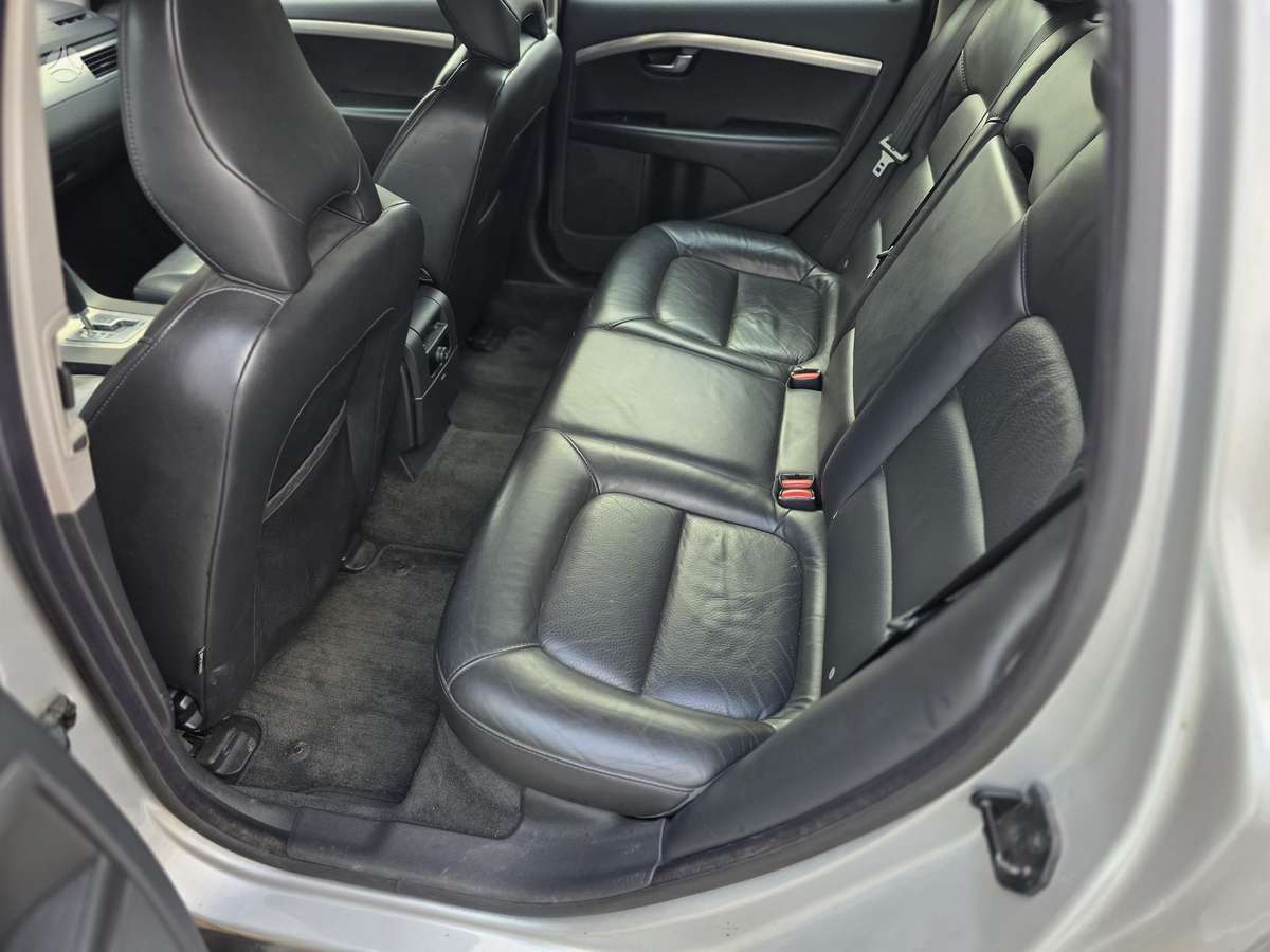 Volvo V70 2010 — photo 14