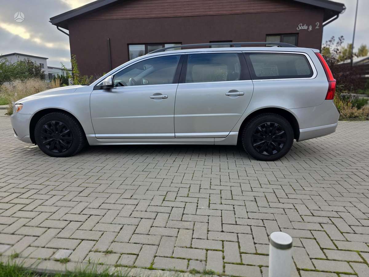 Volvo V70 2010 — rear view