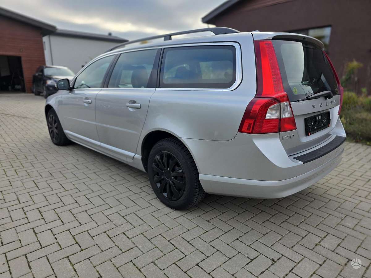 Volvo V70 2010 — interior