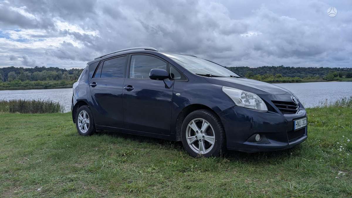 Toyota Verso 2011 — rear view