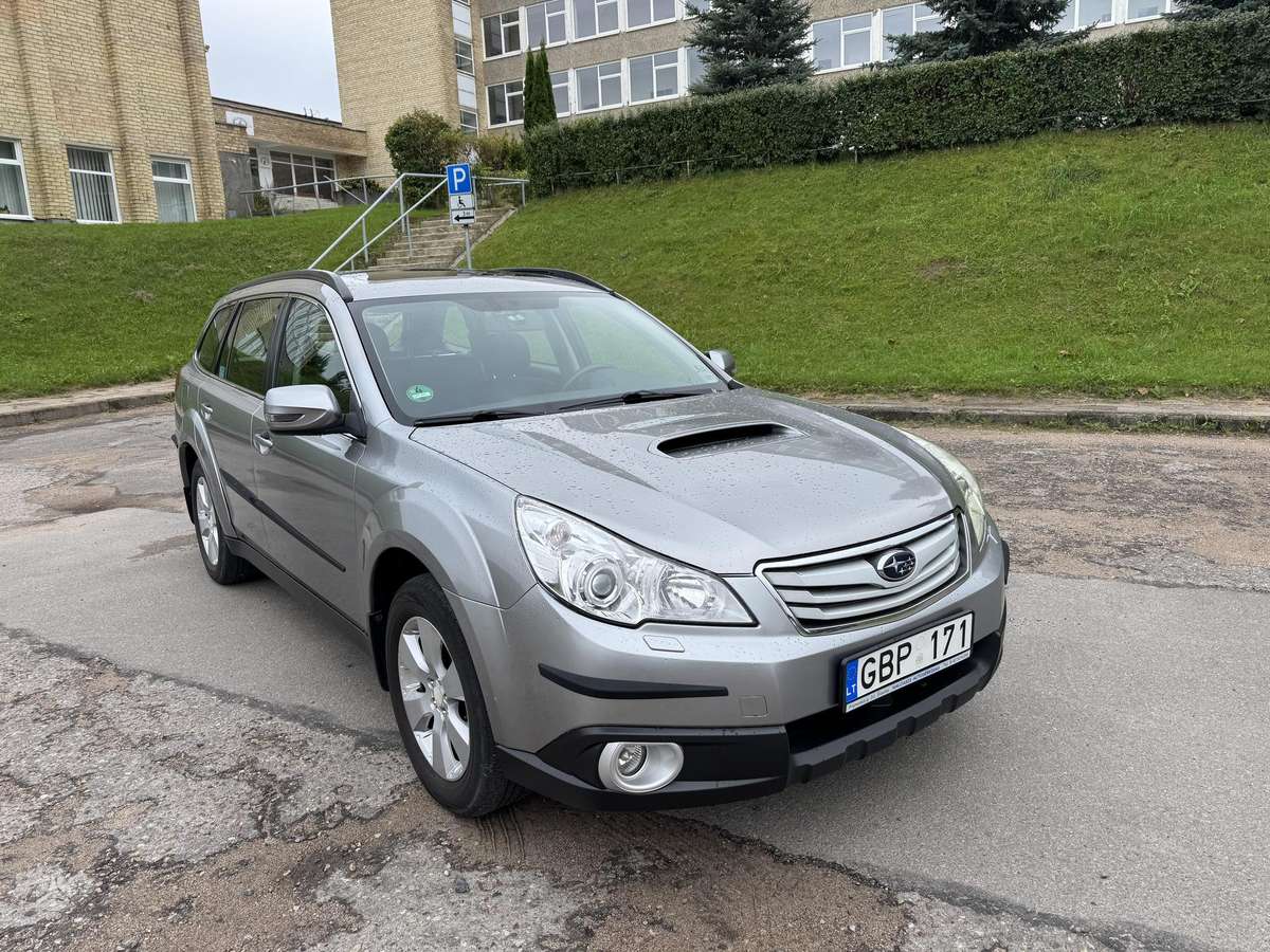 Subaru Outback 2012 — rear view