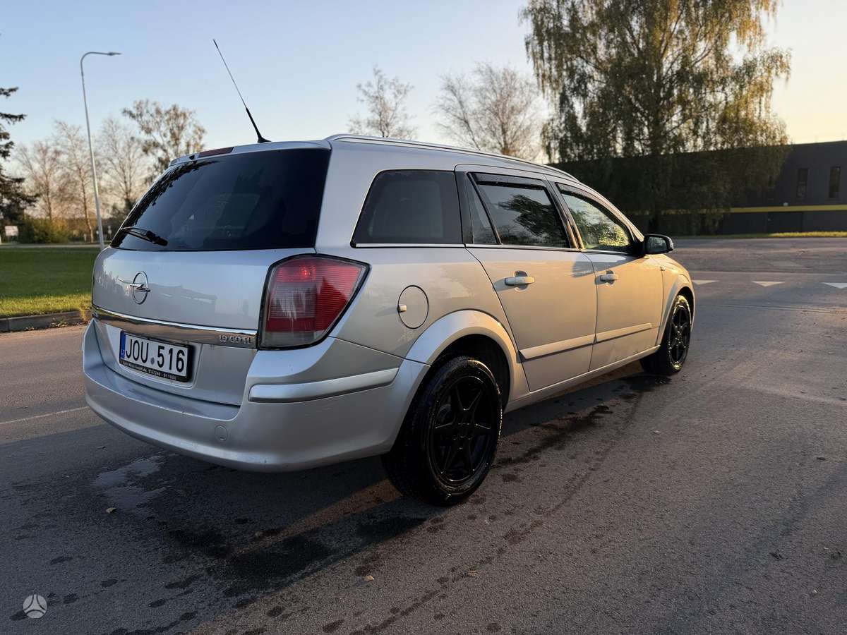 Opel Astra 2008 — rear view