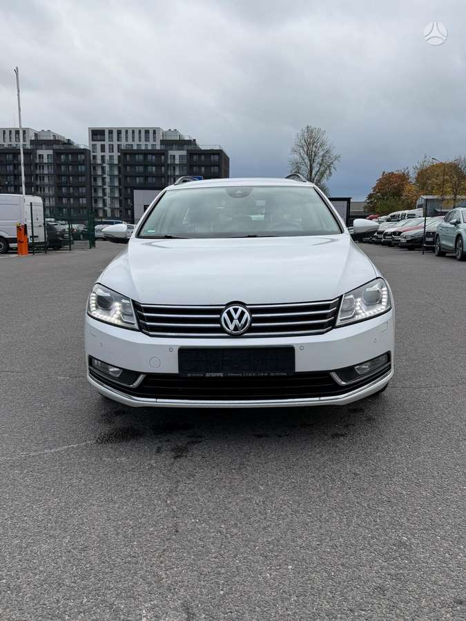 Volkswagen Passat 2014 — rear view