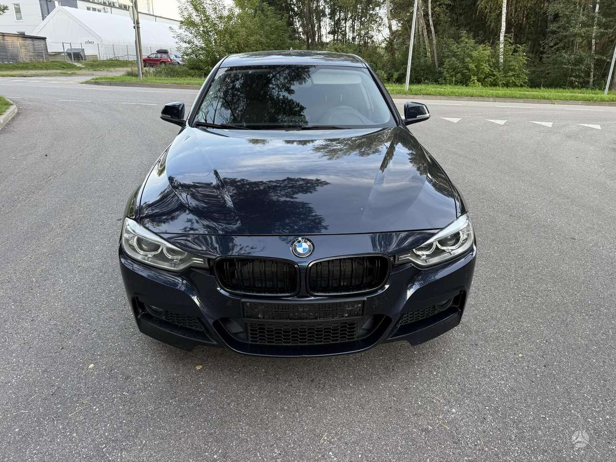 BMW 320 2013 — салон