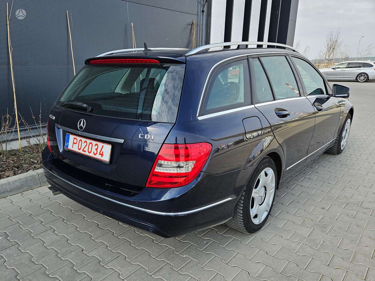 Mercedes-Benz C220 2011 — interior