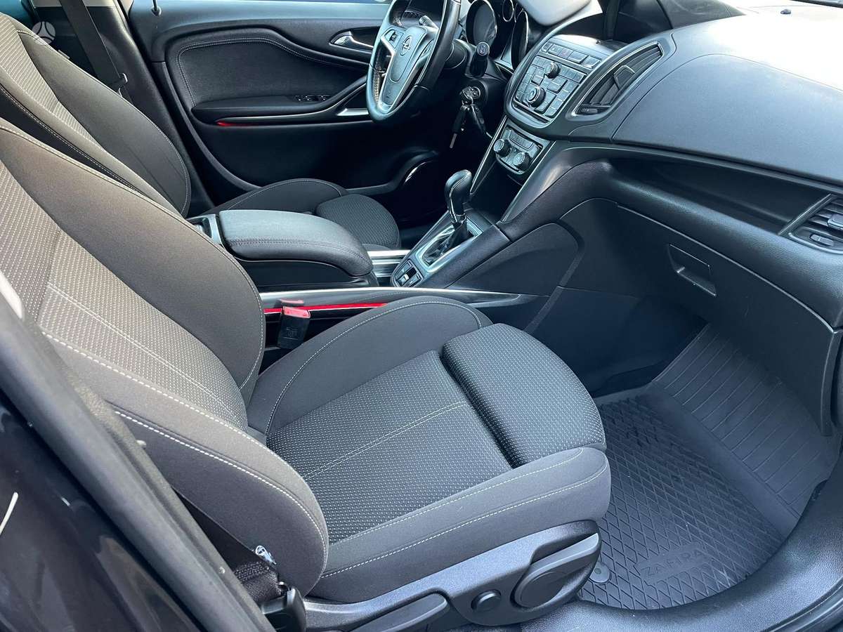 Opel Zafira 2012 — photo 11