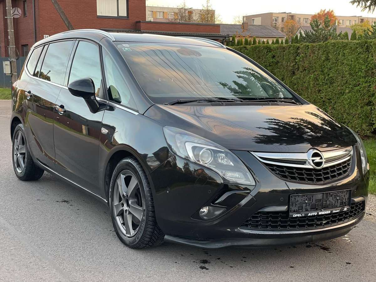 Opel Zafira 2012 — rear view