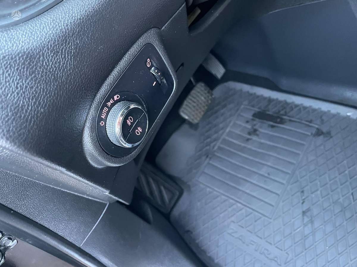 Opel Zafira 2012 — photo 26