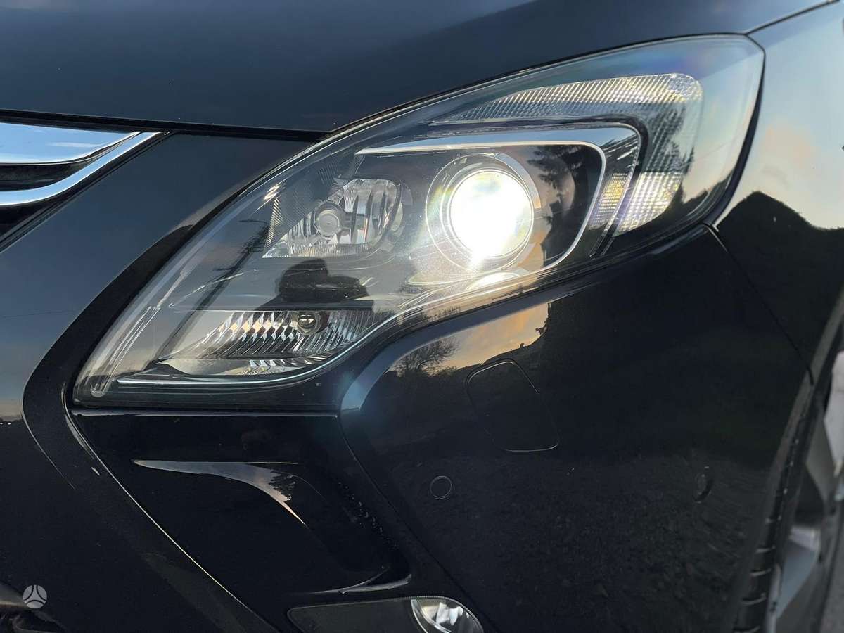 Opel Zafira 2012 — photo 35