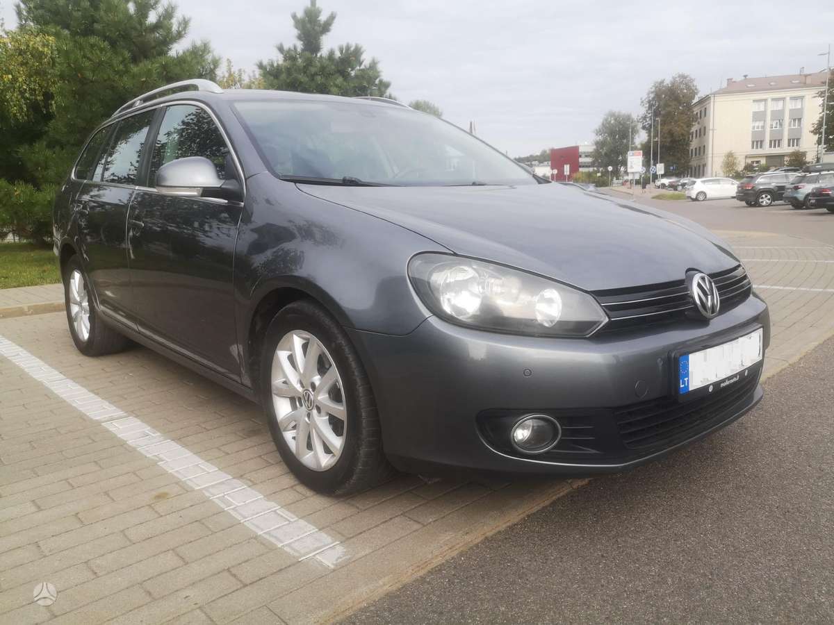 Volkswagen Golf 2010 — салон
