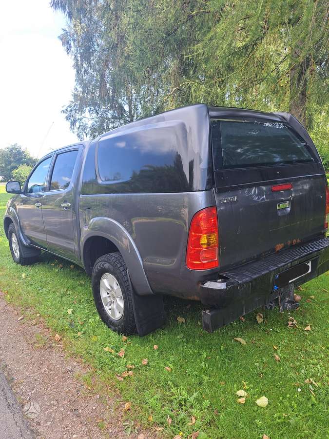 Toyota Hilux 2011 — двигун 2494 cm³, 144 HP (106kW)