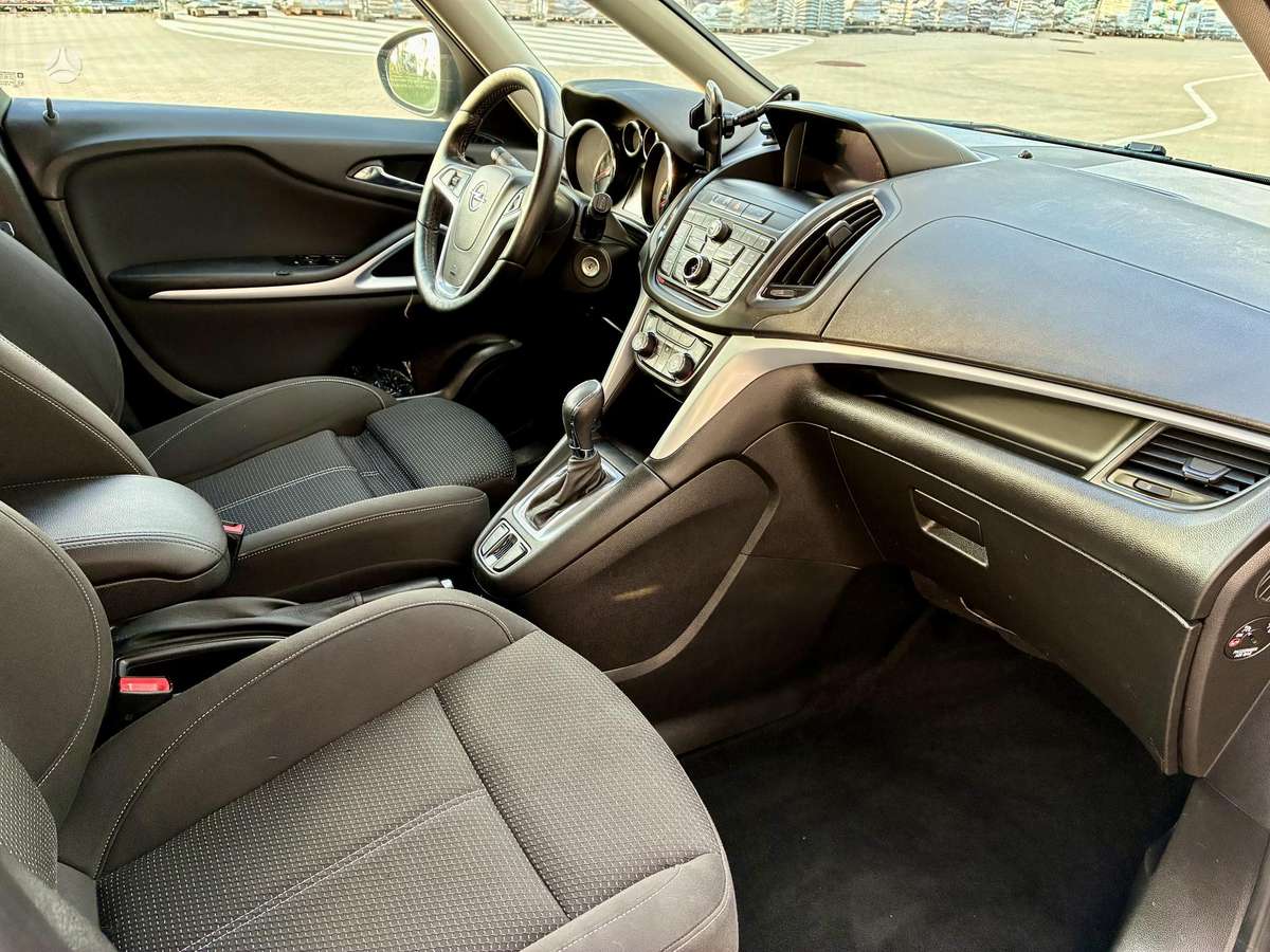 Opel Zafira 2015 — photo 14