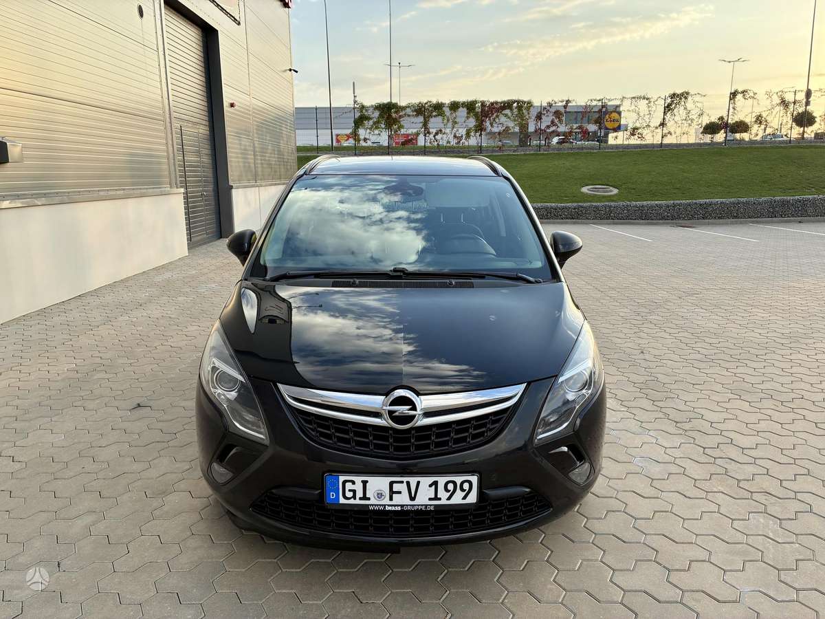 Opel Zafira 2015 — rear view