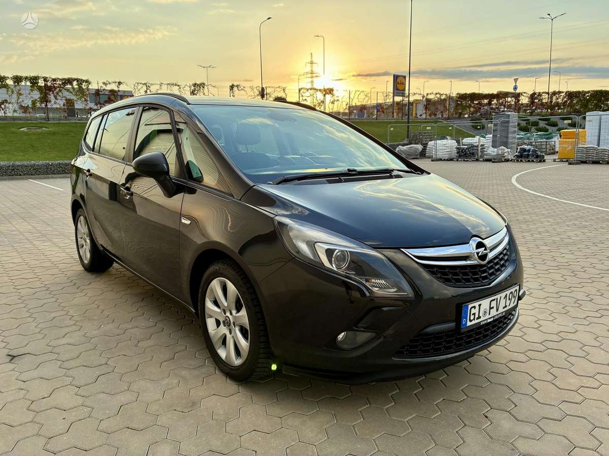 Opel Zafira 2015 — interior