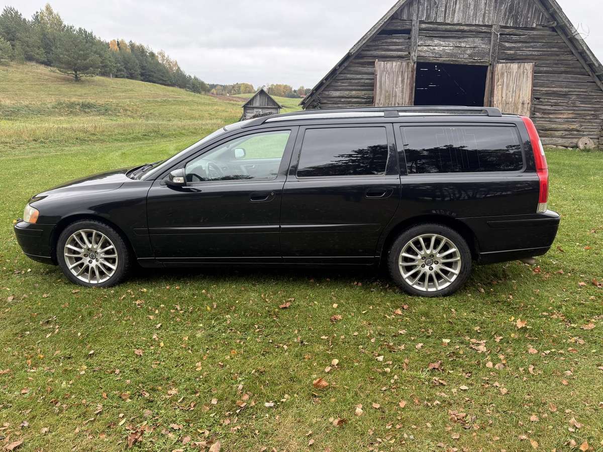 Volvo V70 2006 — rear view