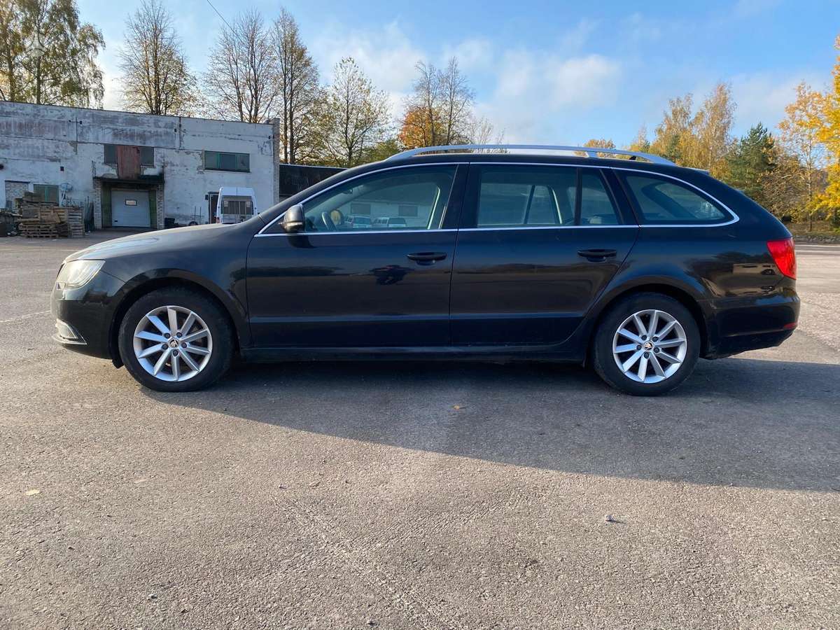 Skoda Superb 2014 — rear view