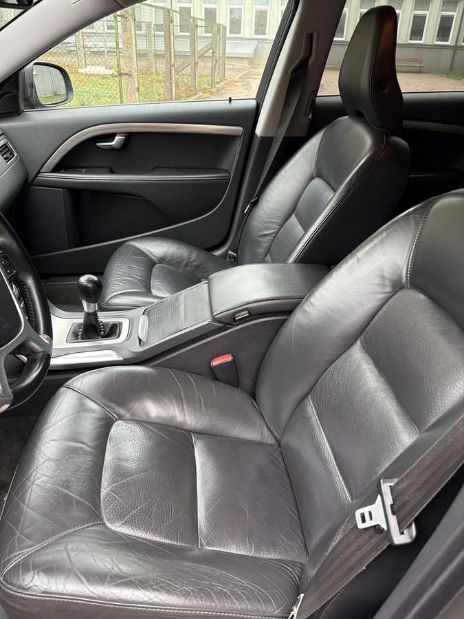 Volvo V70 2011 — photo 13