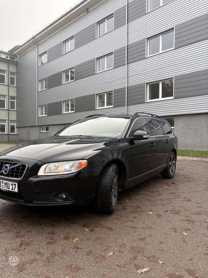 Volvo V70 2011 — rear view