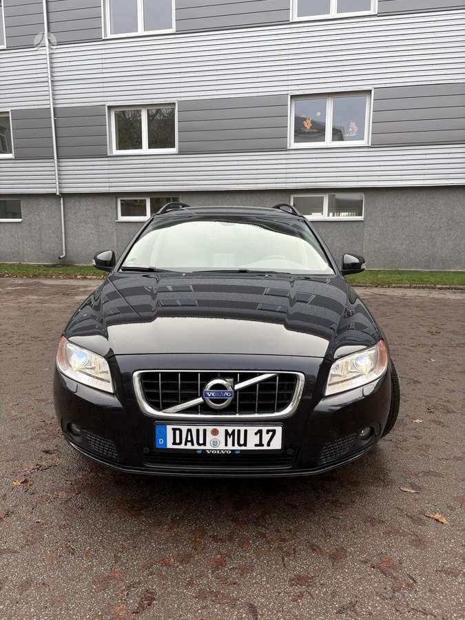 Volvo V70 2011 — interior