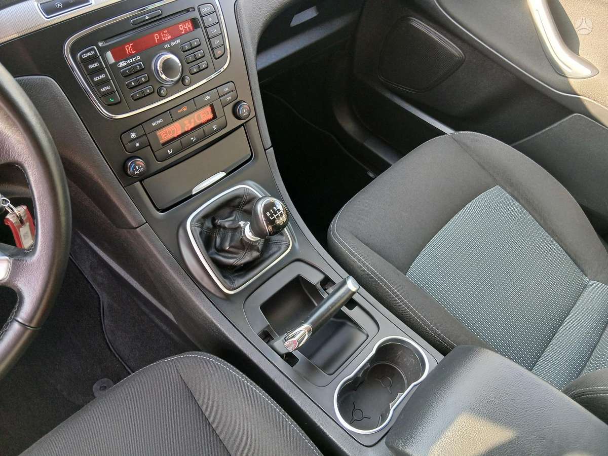 Ford Galaxy 2013 — photo 26
