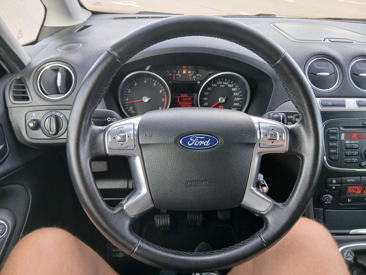 Ford Galaxy 2013 — photo 28