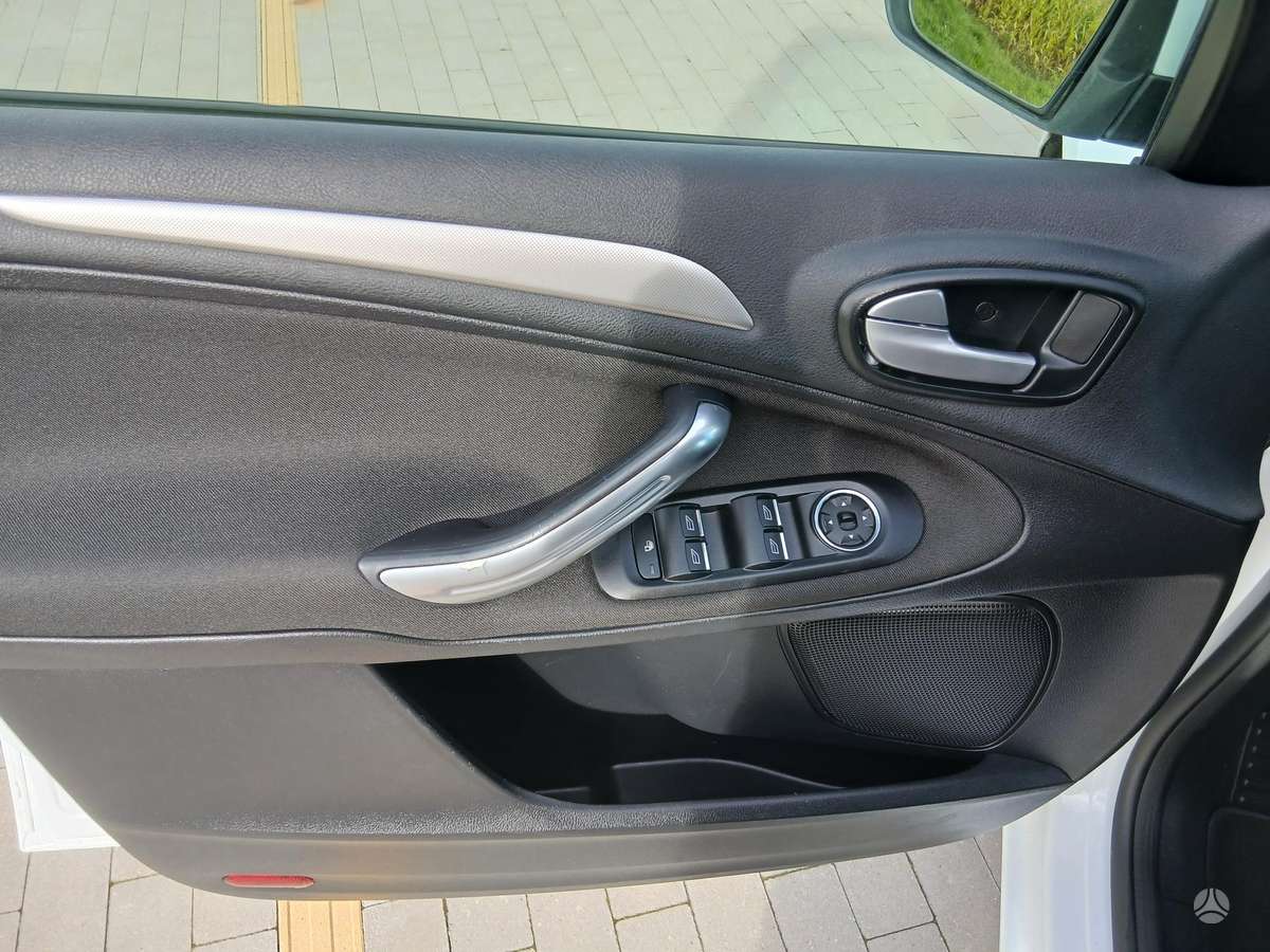 Ford Galaxy 2013 — photo 30