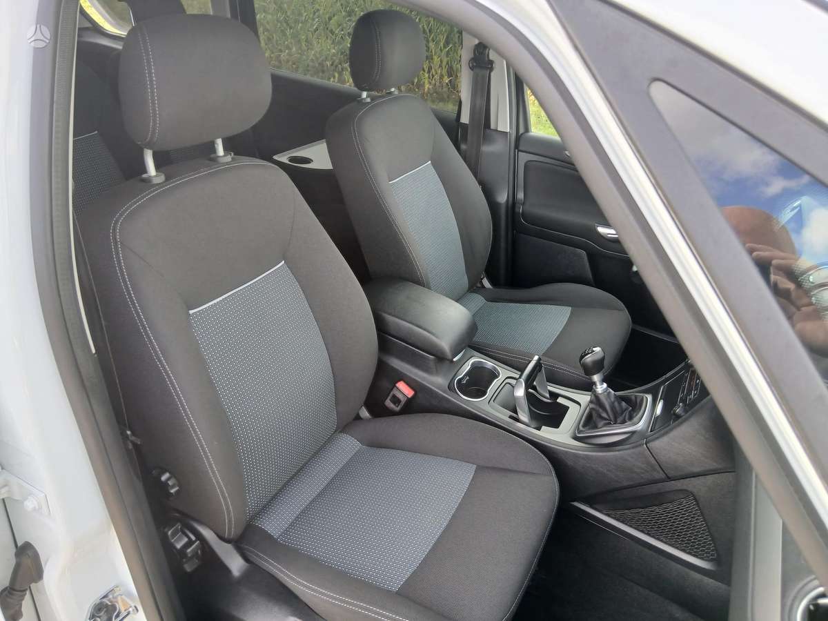 Ford Galaxy 2013 — photo 32