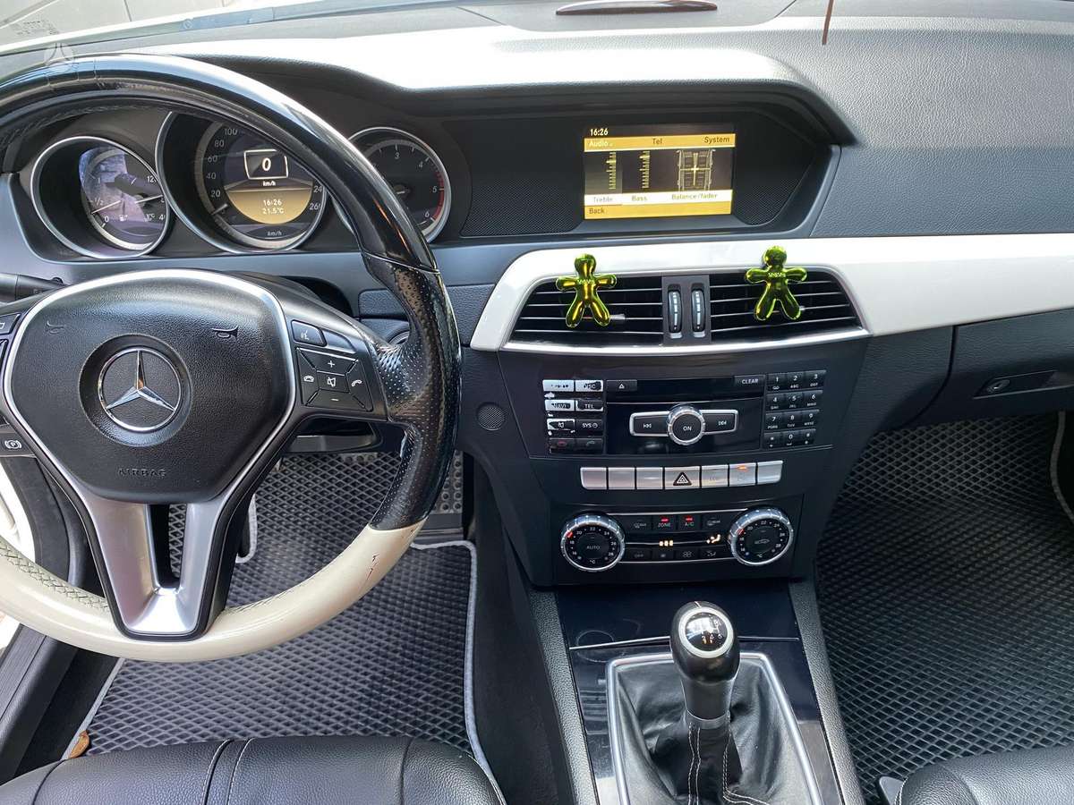 Mercedes-Benz C200 2012 — photo 38