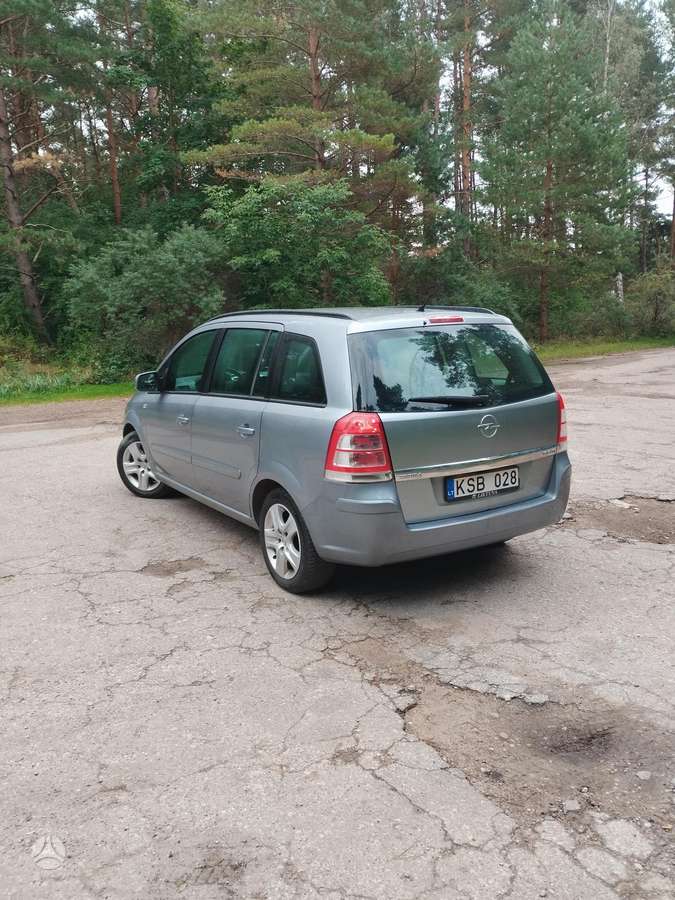 Opel Zafira 2009 — rear view