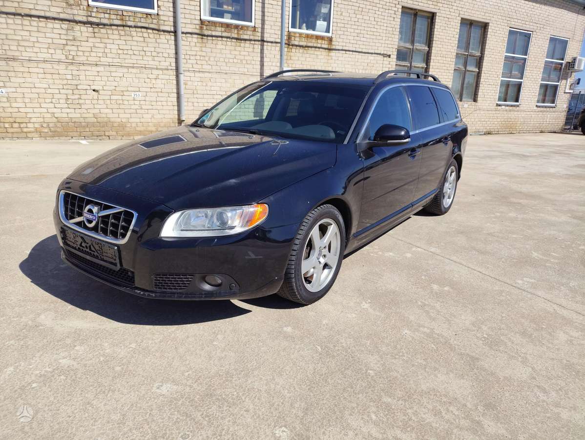 Volvo V70 2013 — rear view