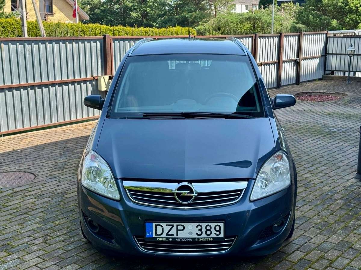 Opel Zafira 2008 — rear view