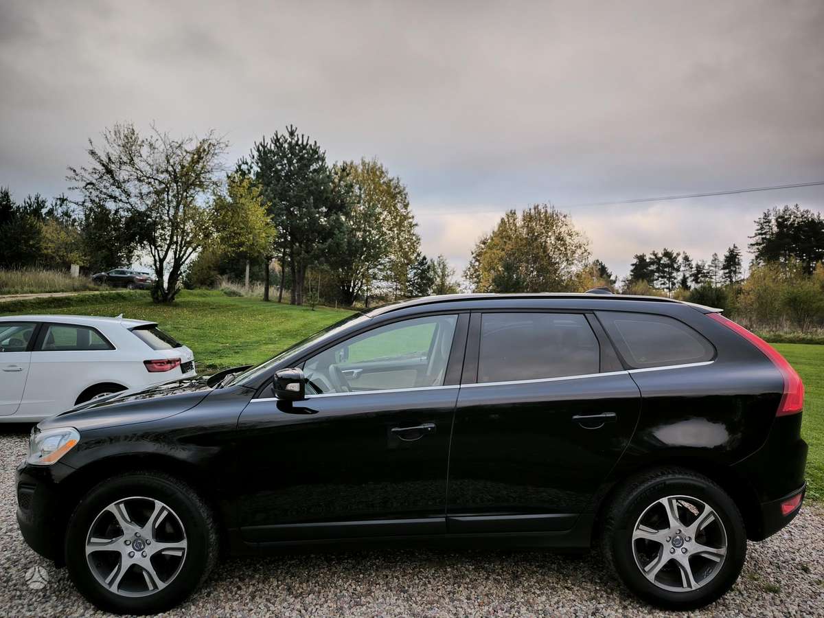 Volvo XC60 2012 — rear view
