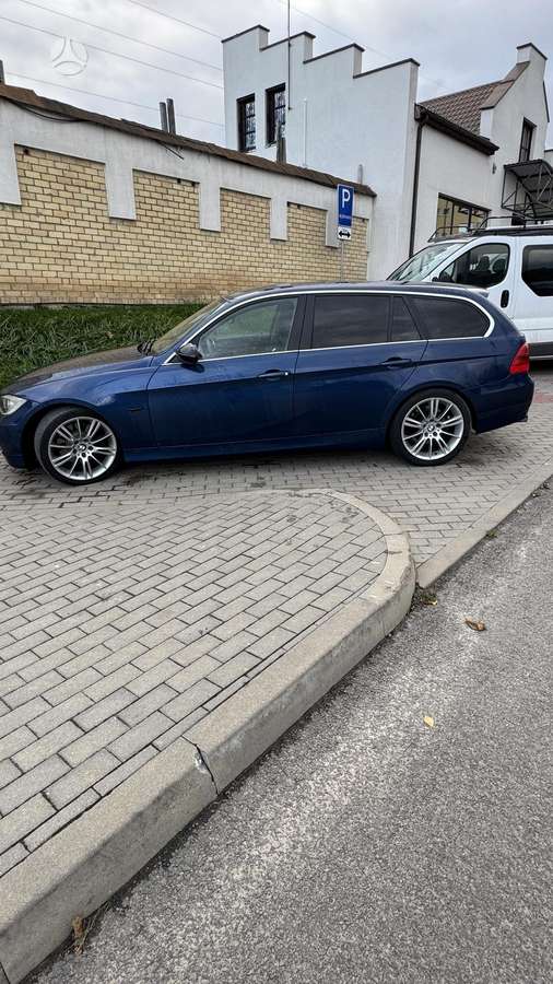 BMW 330 2007 — вигляд ззаду
