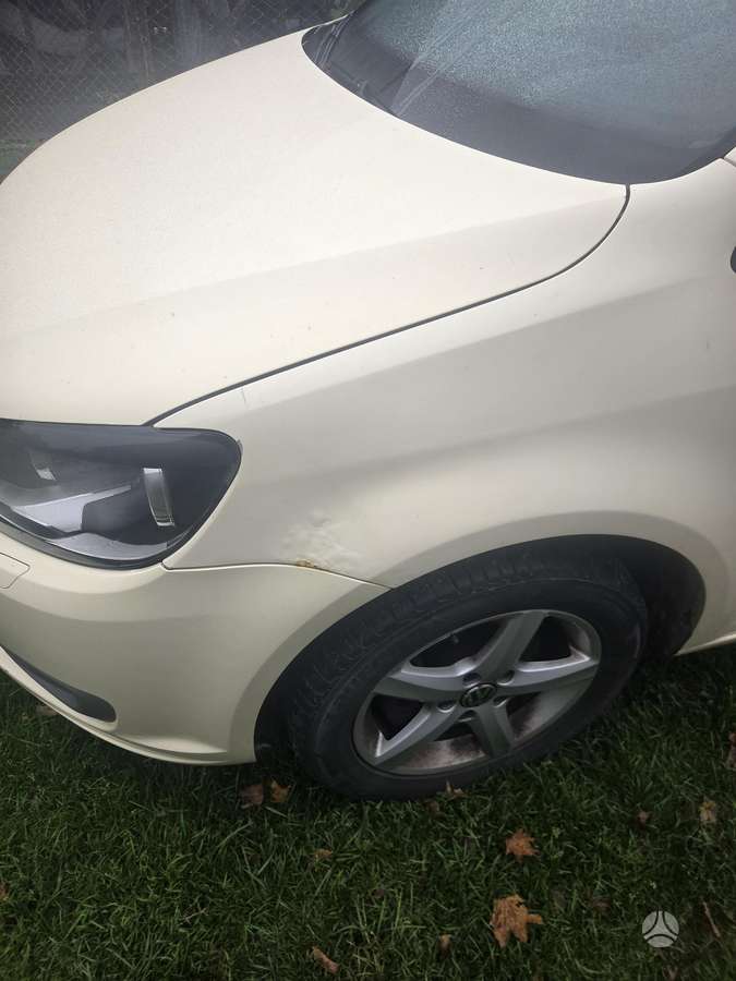 Volkswagen Touran 2011 — вигляд ззаду
