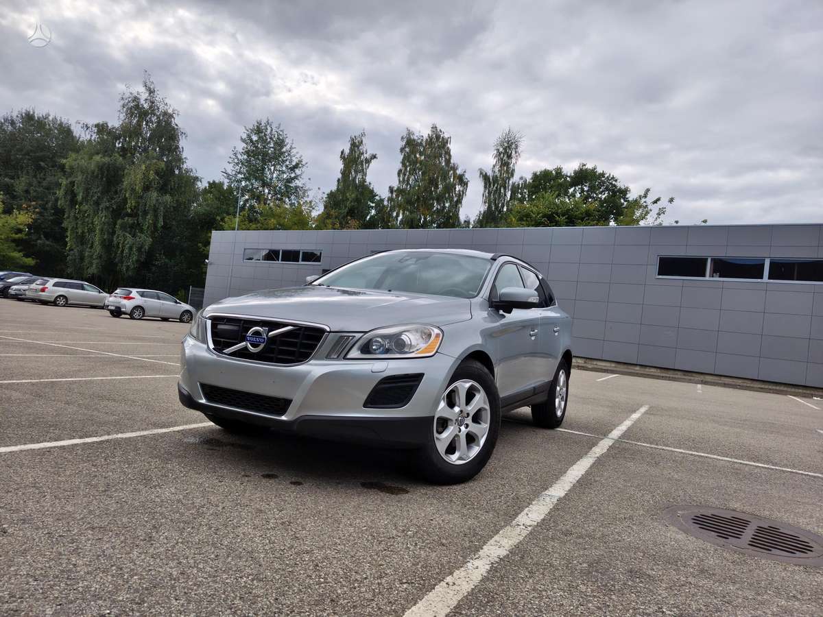 Volvo XC60 2010 — салон