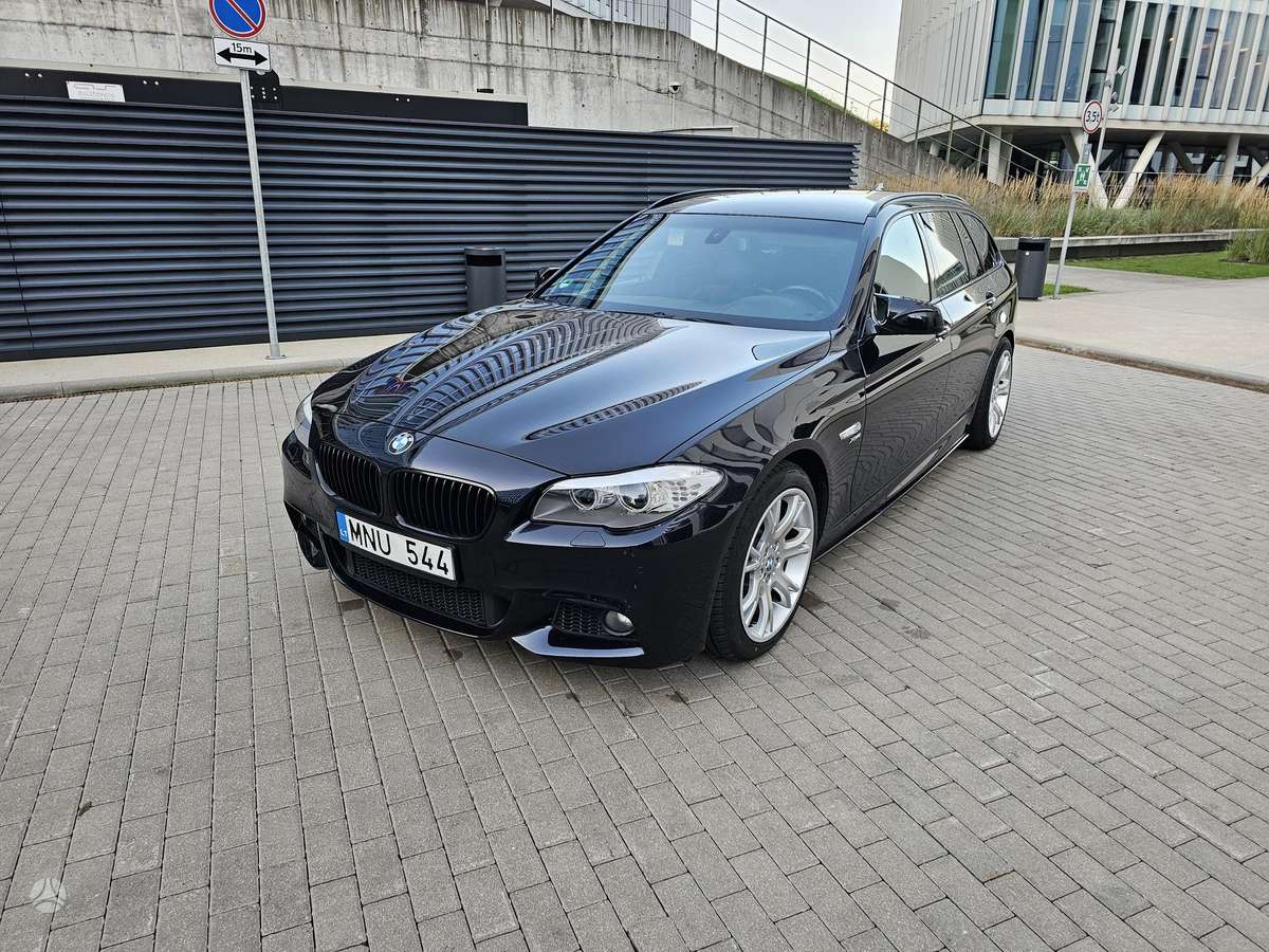 BMW 530 2011 — rear view