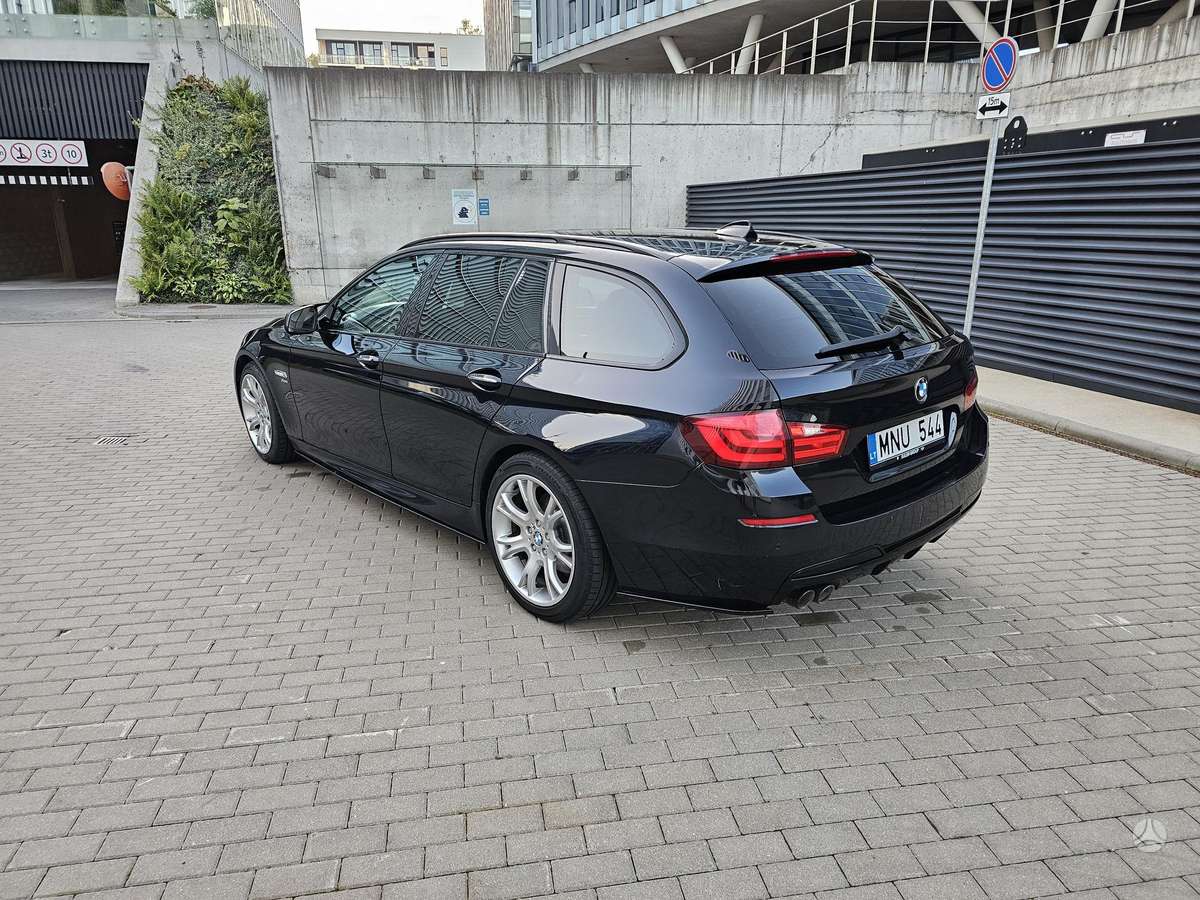 BMW 530 2011 — interior